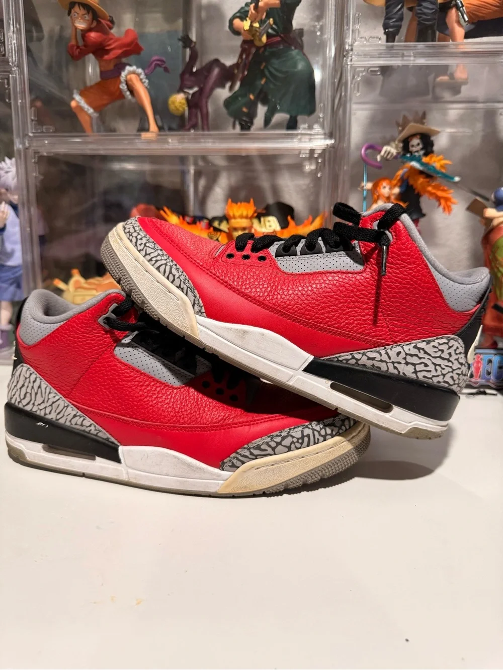 Jordan Men 9.5 Red and Gray Retro Basketball Sneakers